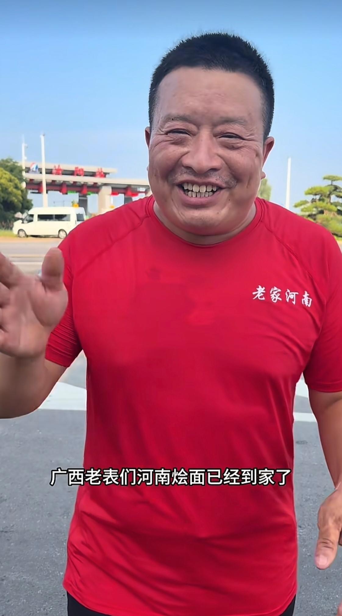 绷不住了！7月13日，河南烩面哥去广西前拉黑了父母，本以为他们不知道，哪知，见面