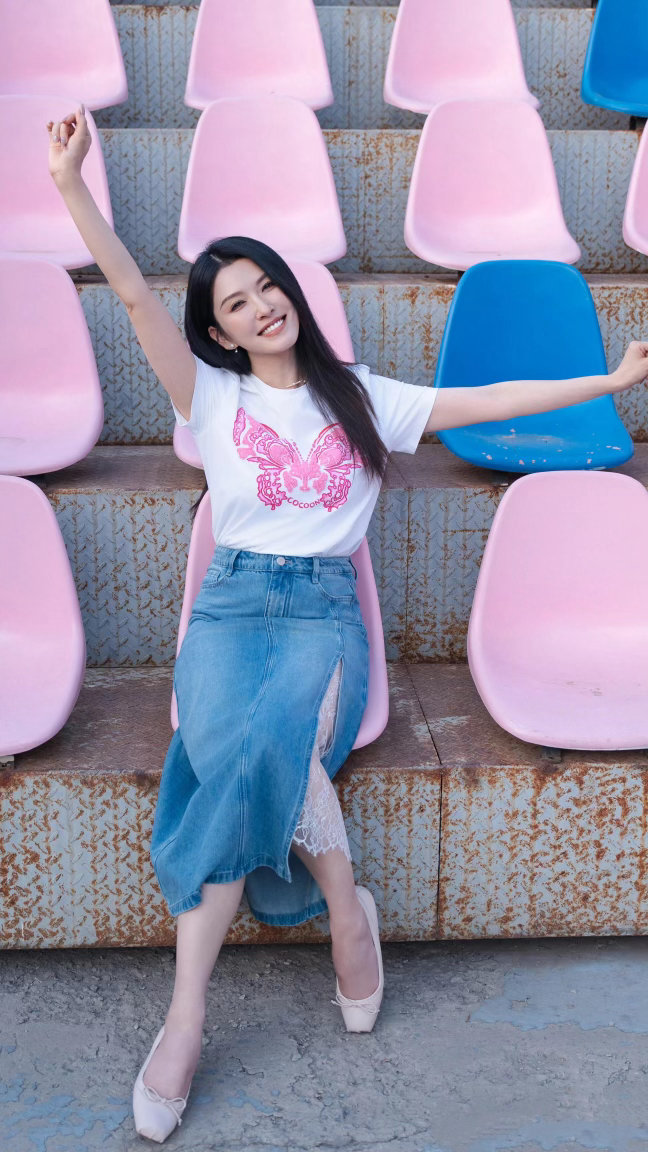 徐洁儿沈曼青下岗再就业 徐洁儿一开口，梦回《海豚湾恋人》。沈曼青从亚洲巨星变成乘