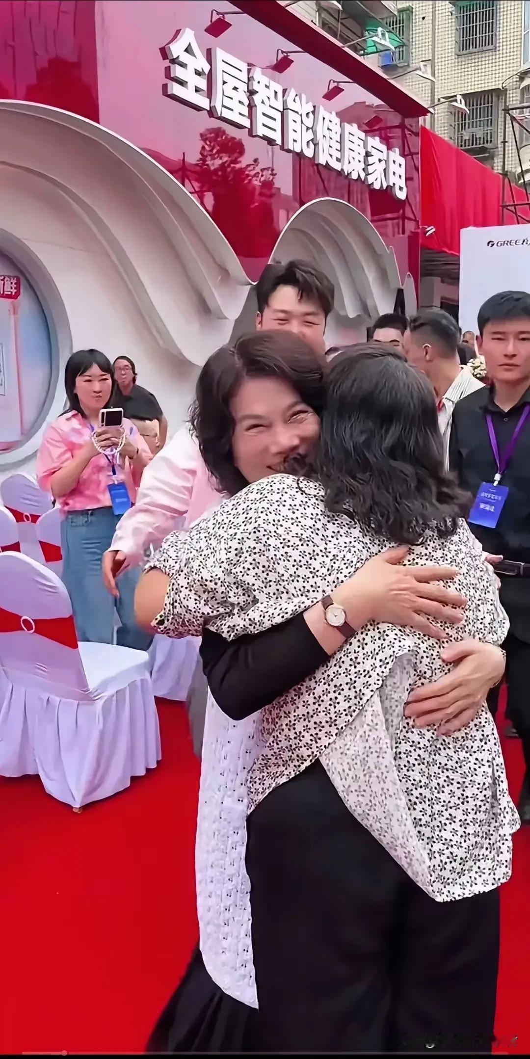 终于知道为什么沈梦辰那么爱杜海涛了。杜海涛自从成名后上综艺节目带着妈妈，商业活动