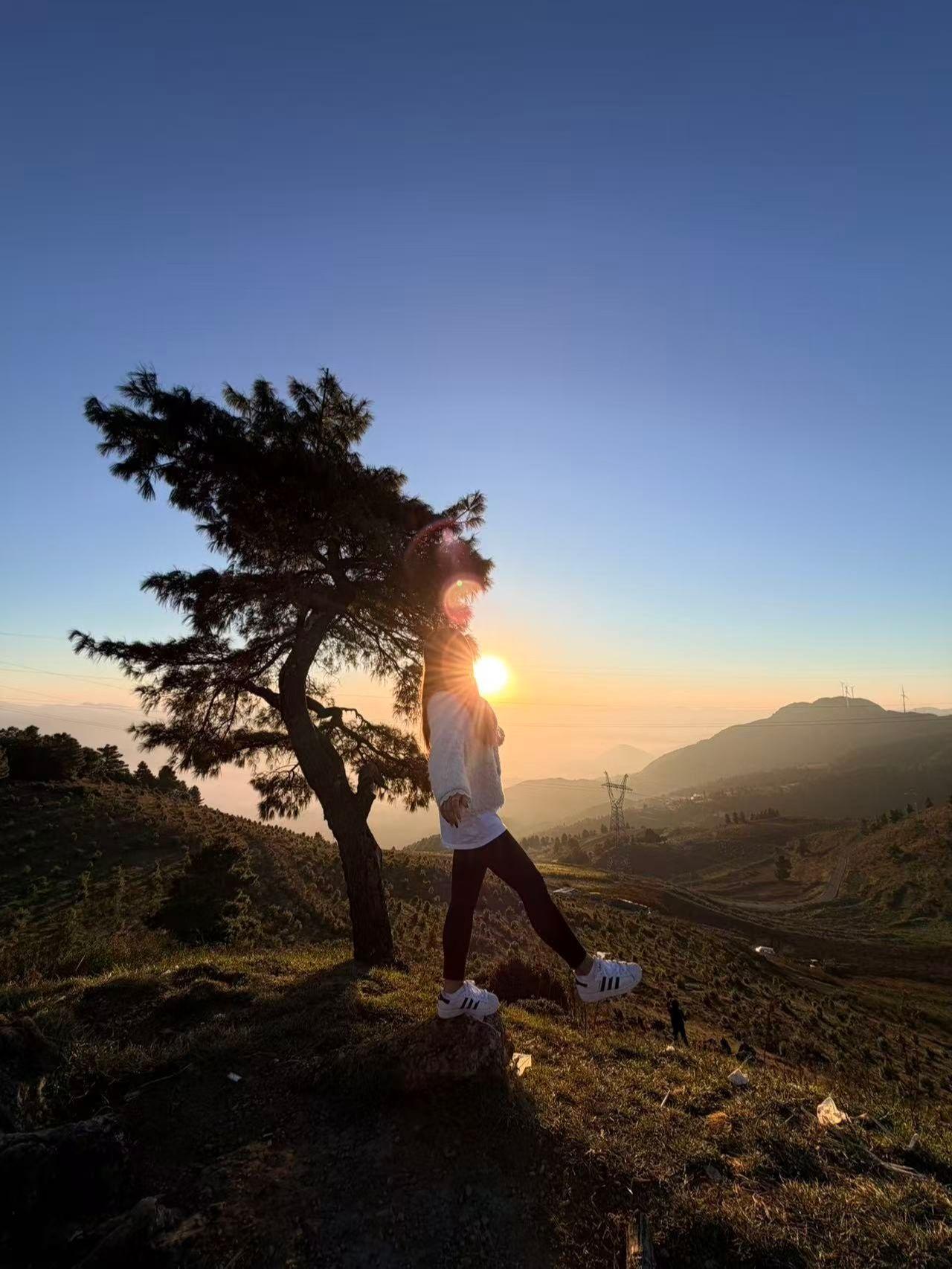 🌄  有些风景只属于特定的瞬间，比如那年山顶的日出，我见过一次，就再...