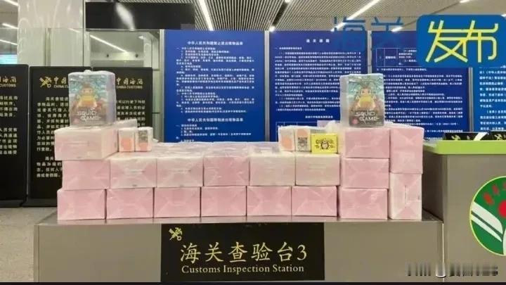 海关连续查获多名旅客试图代购94个泡泡玛特玩偶入境，引发广泛关注。
近年来，随着