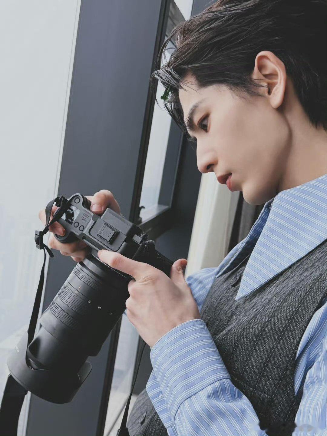 张凌赫找到了自己的阿贝贝 笑不活了！张凌赫的新宠竟是相机，片场一闲就研究拍照，连