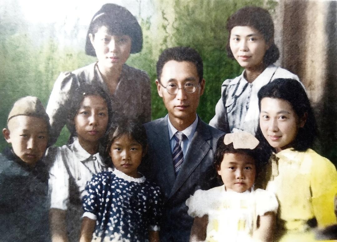 1938年到1941年7月，贺子珍在莫斯科三年半，刚开始半年是喜悦的，随之而来是