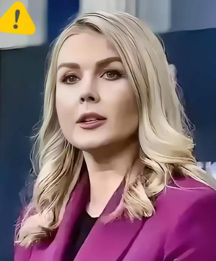 美国霸权崩塌的第一块多米诺骨牌，终究还是倒了。白宫新闻秘书莱维特的一则通报直接让