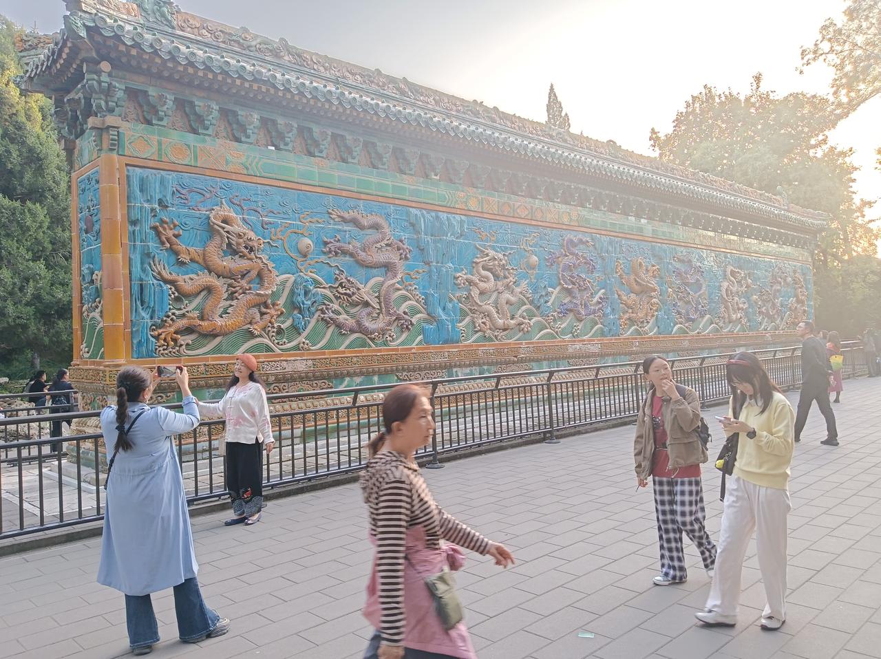 九龙壁始建于清乾隆二十一年（1756年），是一座仿木结构彩色琉璃砖影壁，也是中国