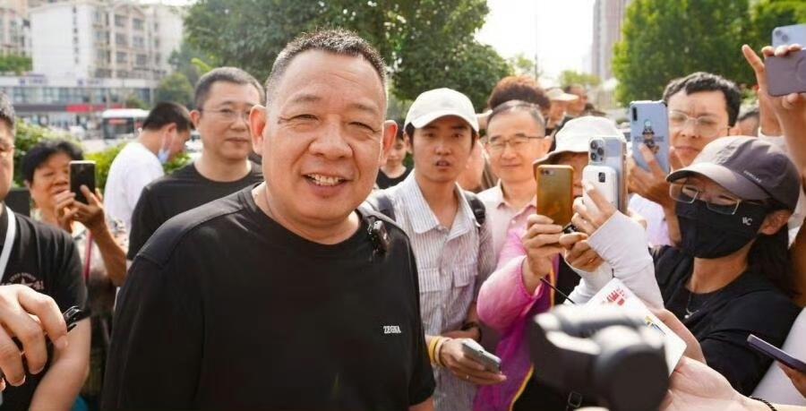 于东来刚退休就"砸场子"，

上台第一句话：门票太贵了，每人退3000元[玫瑰]