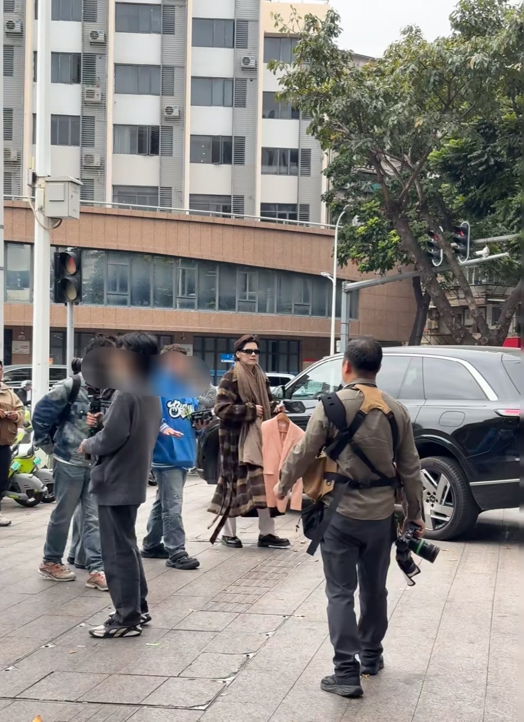 网友在汕头偶遇向佐，他还自己拿着衣架，看起来没有明星架子。 