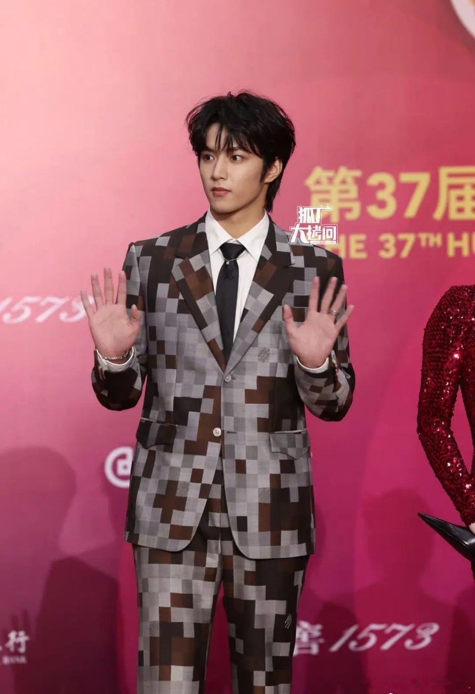 刘耀文脖子好短 ​​​