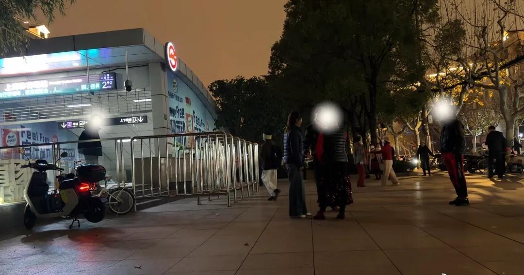 【事发上海市中心！地铁口旁夜夜广场舞！周边居民苦透：持续多年，孩子做功课只能戴耳