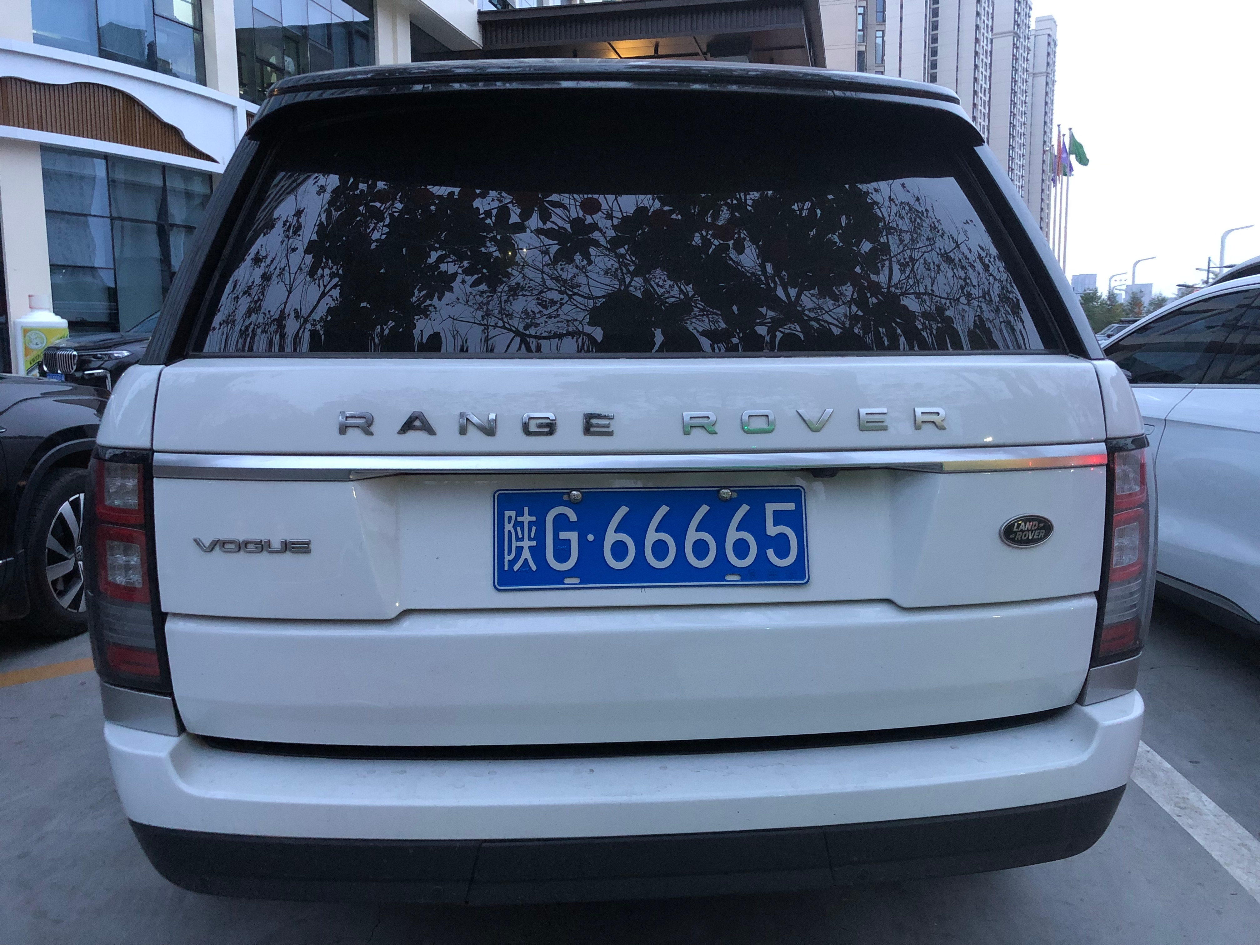 全球车牌 陕G66665路虎揽胜行政 安康·安康金力源国际酒店