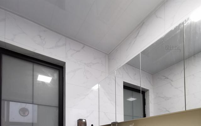 厨房与卫生间的吊顶，装铝扣板还是石膏线好？