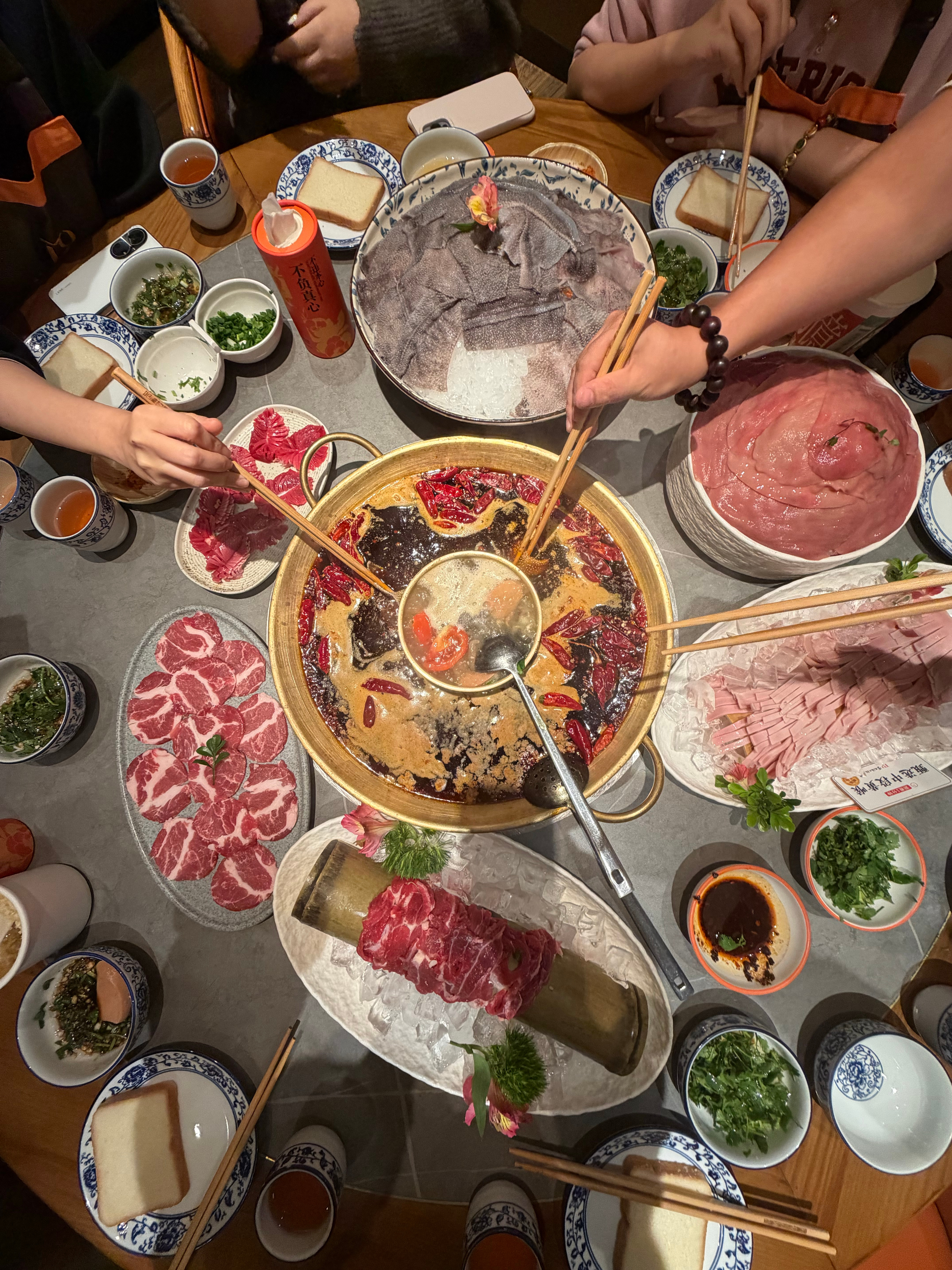 重庆一张床垫让路人集体躺平作为去过重庆旅行的人刷到这个快闪的时候一下子就懂了😂