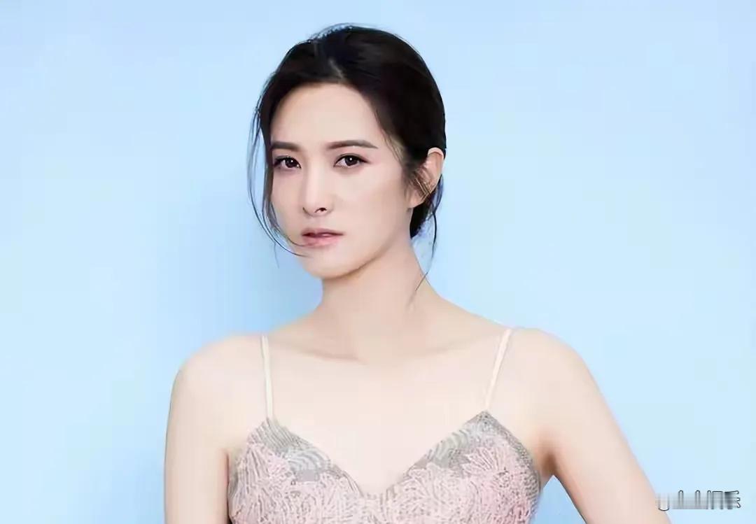 隋俊波在演艺圈向来低调，却因一段感情往事被推至台前。她曾与靳东有过一段情，但最终