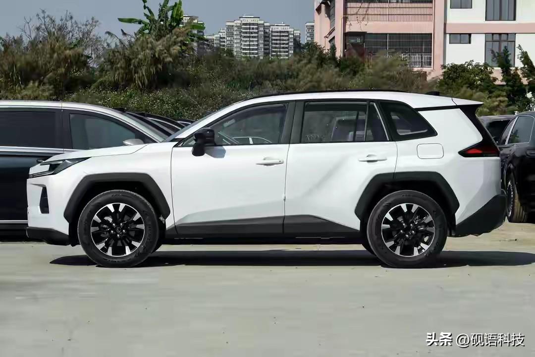 现在这油价，虽然涨涨跌跌，但省油永远是家用车的正解。

威兰达AIR版给的两套动