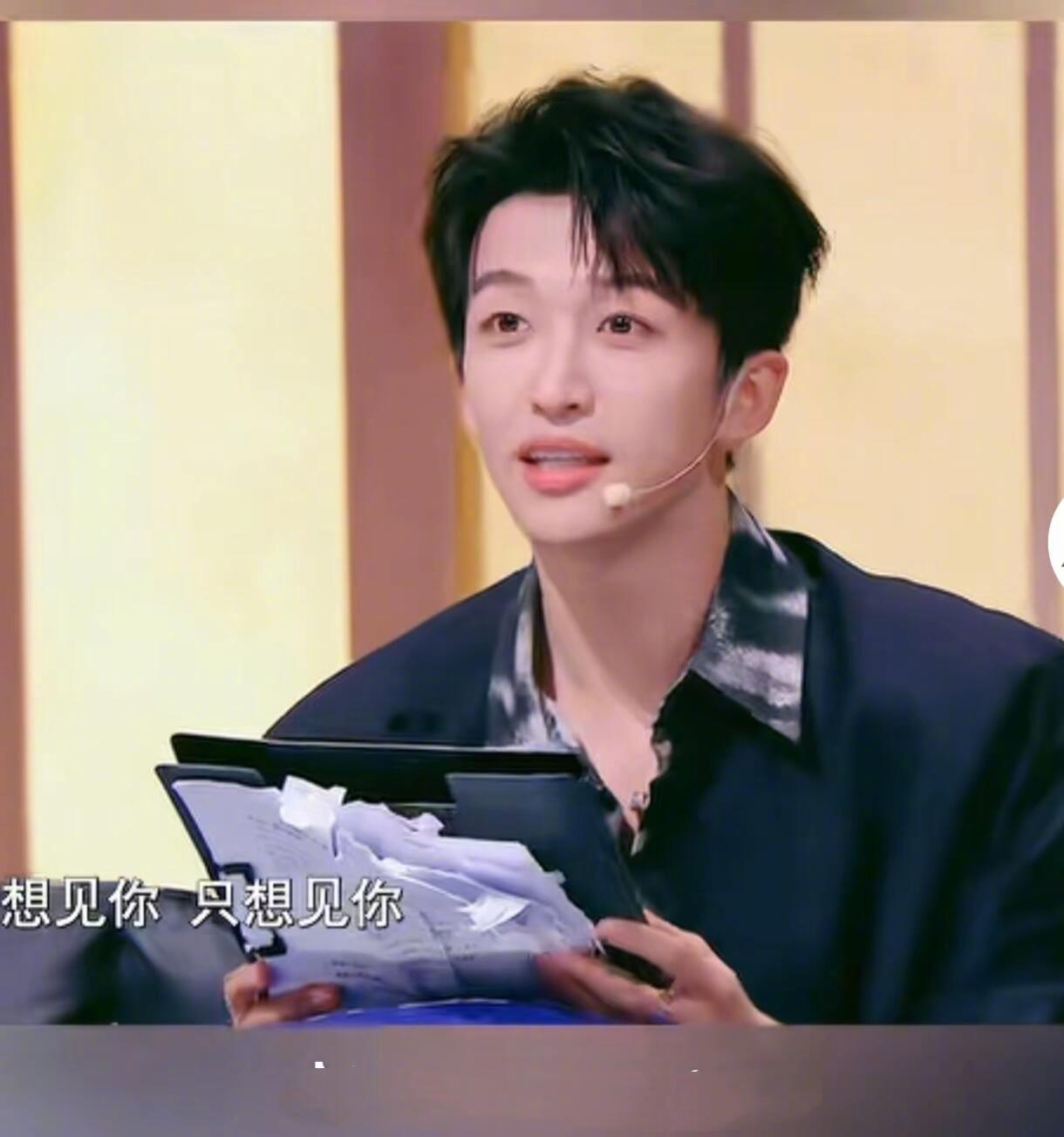 压力大的看看黄子弘凡歌词本哈哈哈哈哈！！怎么烂的这么“乱七八糟”的哈哈哈哈哈！！