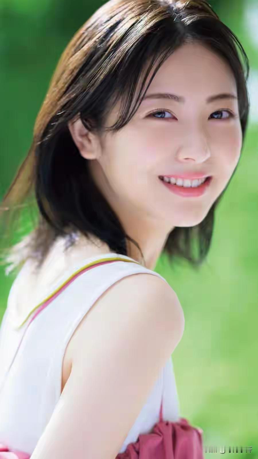 阳光明媚的午后，微笑的少女与自然融为一体。🌞🌿😊