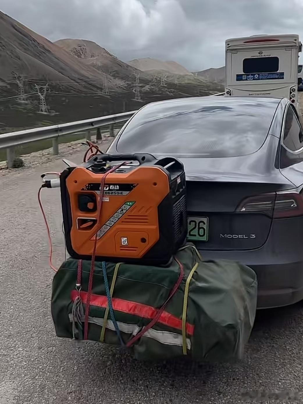 还得靠油啊！特斯拉Model 3车主加装发电机跑318进藏，充电功率“高达”3千