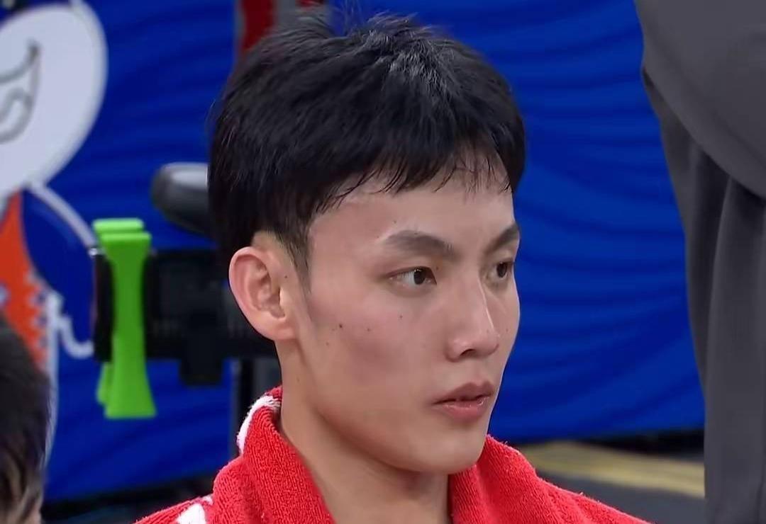 看懵了！
中国男篮亚洲杯首战12人名单一出来，高诗岩入选，徐杰却落了选，广东男篮
