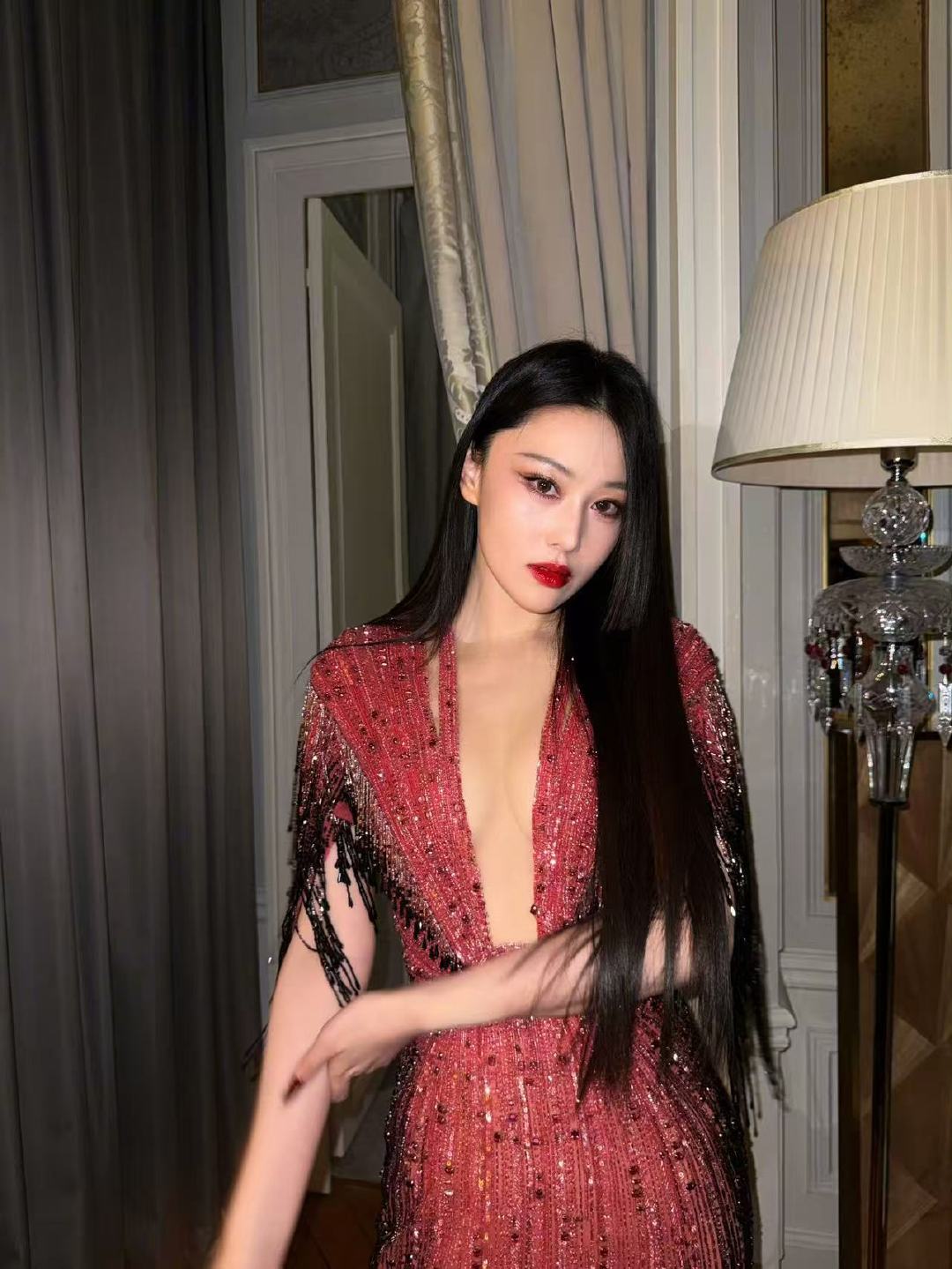 张馨予剪刘海了张馨予预告看秀的发型很美啊 期待 