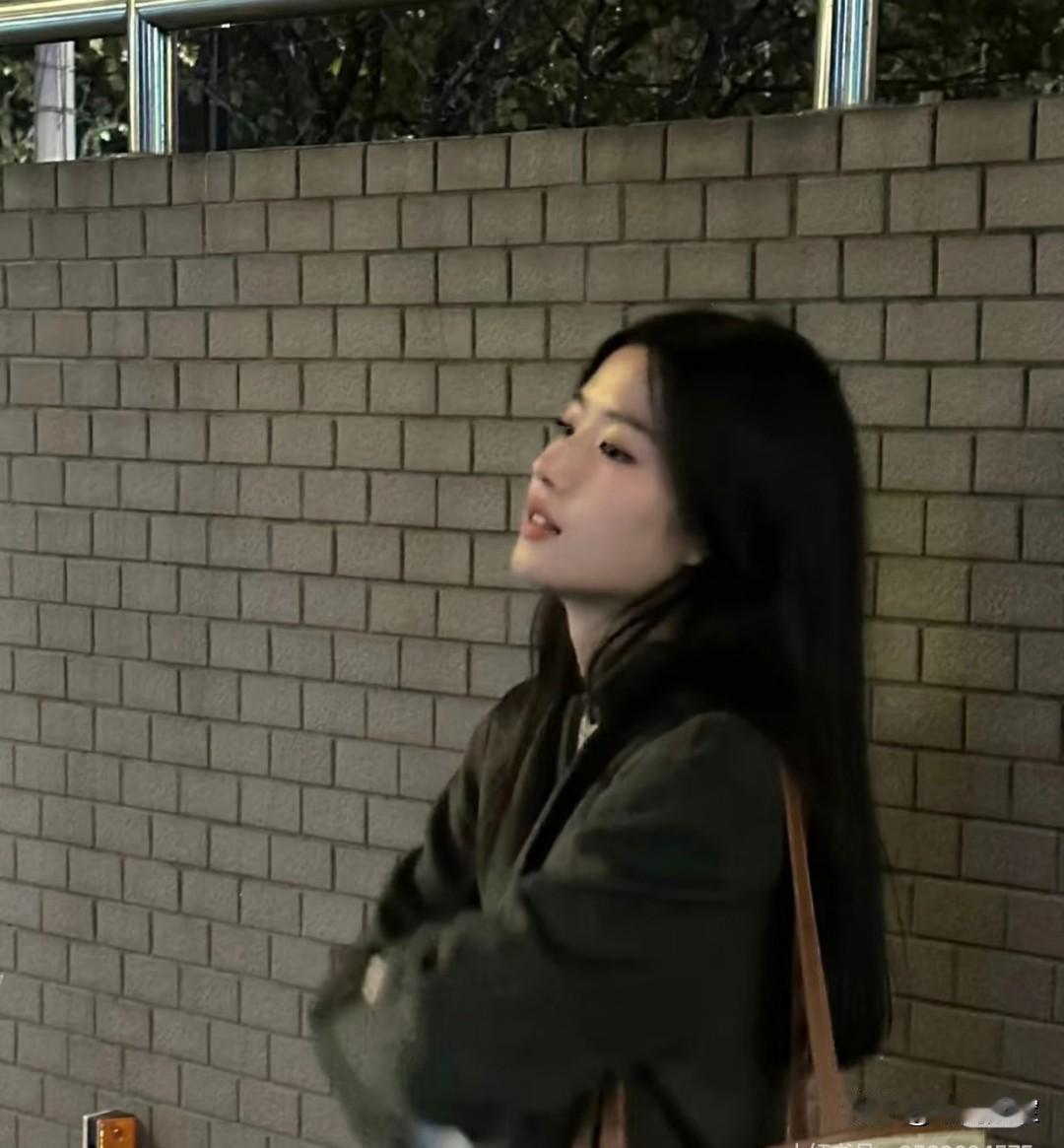 为啥感觉没人说卢昱晓像刘亦菲呢？
客观来说，新生代的小花中感觉卢昱晓是最像刘亦菲