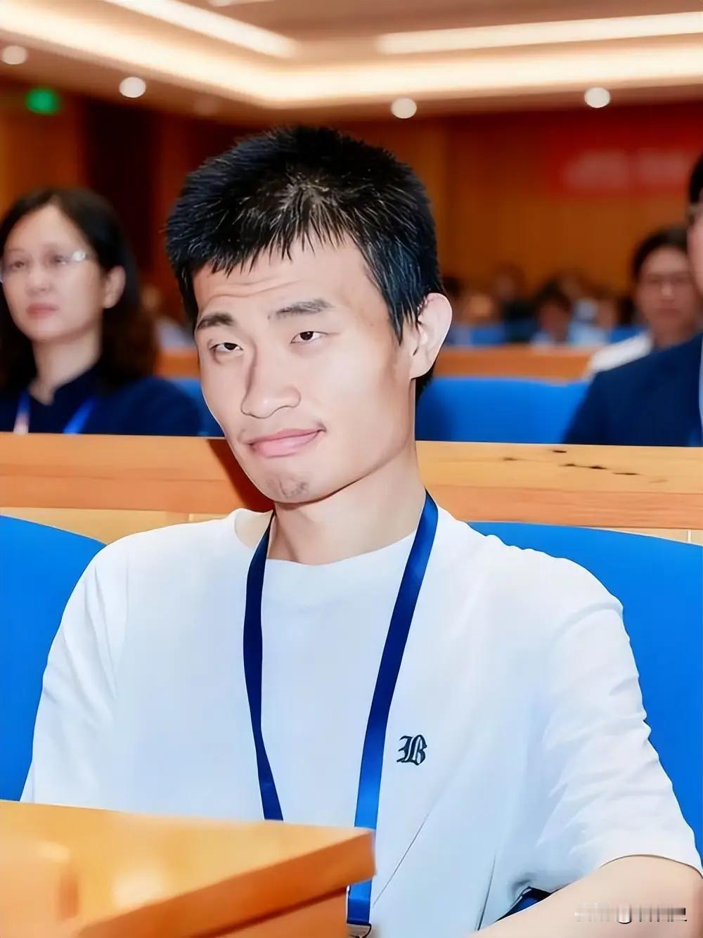 每次韦东奕的名字冲上热搜，评论区总绕不开同一句话：“他什么时候能拿菲尔兹奖？”