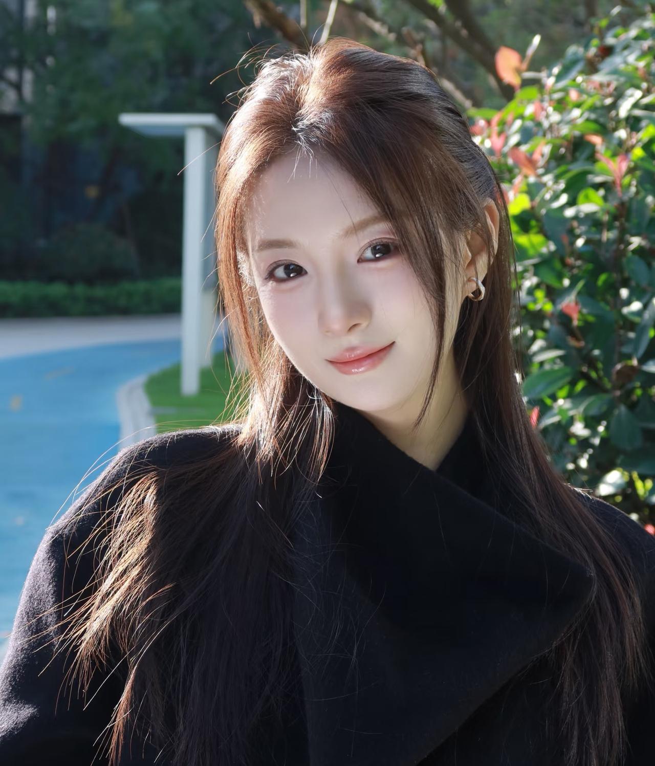 沸水冲开茶叶，浮沉间见人生：初时苦涩，而后回甘，终归平淡。