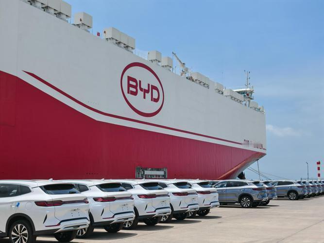 比亚迪创下惊人出口成绩，单月乘用车出口突破12.8万台，同比暴涨超3倍，累计出口