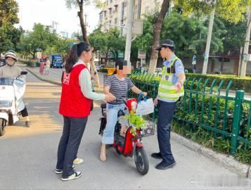 【#合肥交警志愿者携手护航开学季#】9月1日上午，安徽合肥，庐阳大队“一庐枫警”