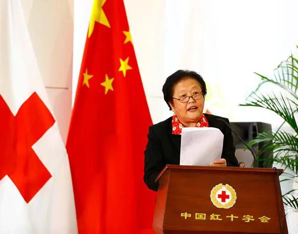 赵白鸽，剑桥大学博士，曾任计生委副主任，红十字会副会长，国务院气候专家，外交学会
