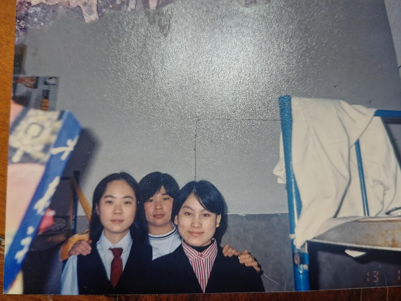 18岁的时候，别人在校园里虚度时光；

我在上海滩的小饭店里，做服务员。

一个