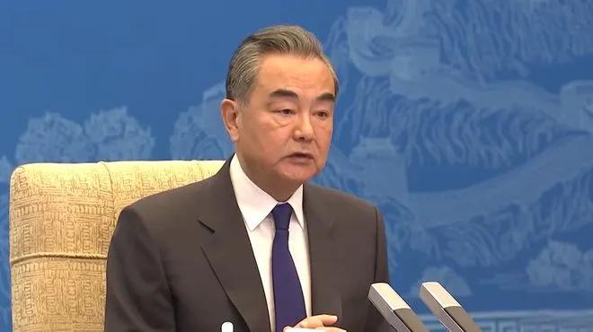 中共中央政治局委员、外交部长王毅在访问新加坡和马来西亚期间同两国政要就当前南海局