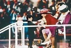 以前的童星现在警队总督察。

郑柏林，也叫小柏林，前香港童星，当时其“冬菇头”发