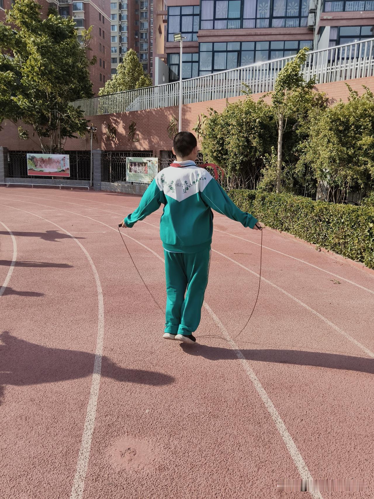 现在有些男孩子三观，确实让人担忧。家庭教育里没有担当，责任感，又被网络不良风气污