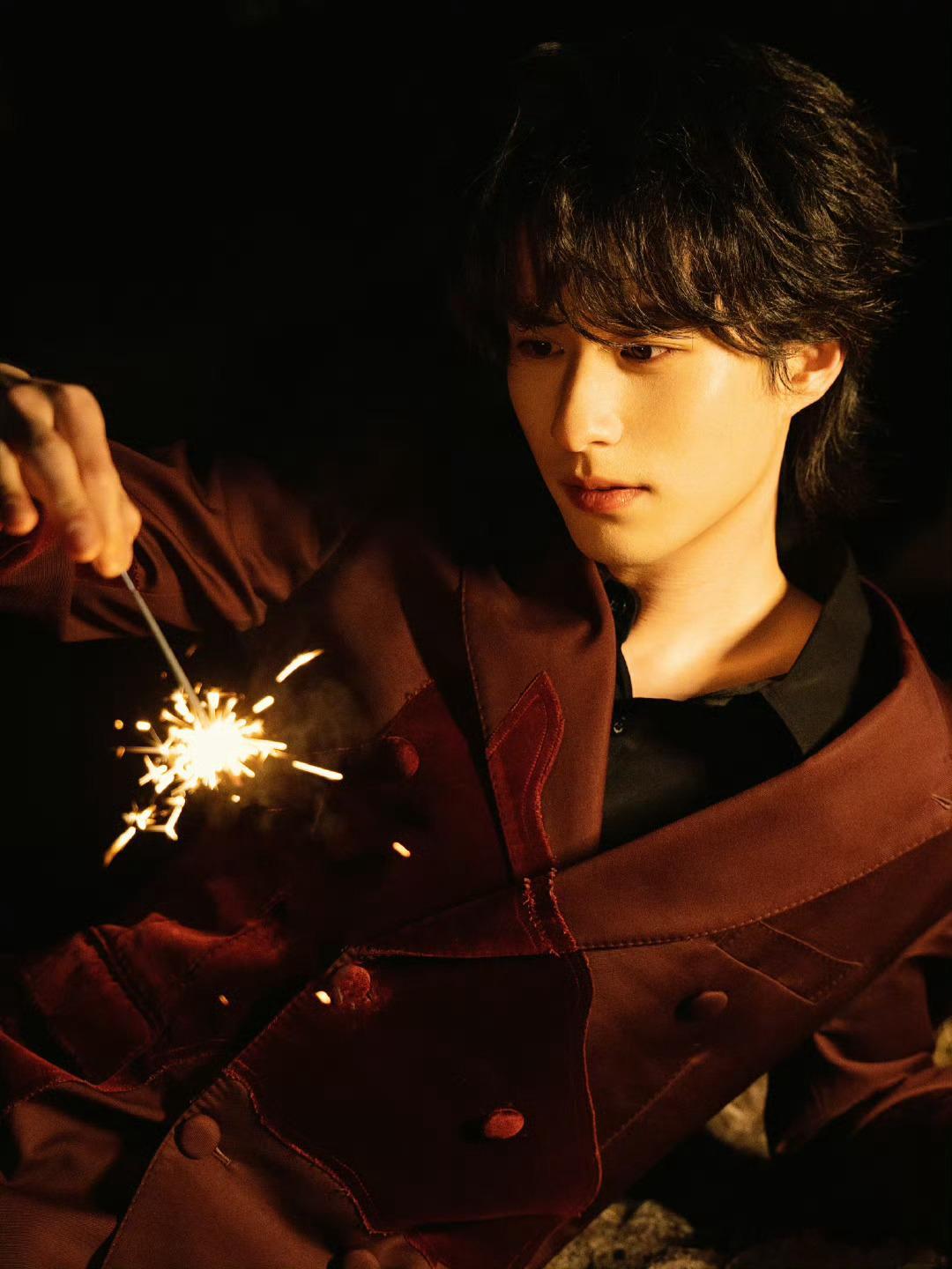 徐振轩《碧血蝉》生日博评论区好多侯明昊粉丝要求把三人头像换成最初的版本，尊重一番