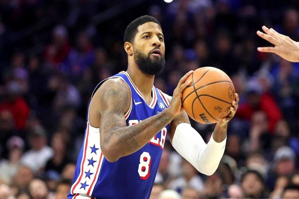 场均38.6分钟，联盟第一。再这么打下去，马克西就废了。

恩比德一伤，所有担子