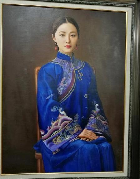 周莹带着10万两白银给慈禧，慈禧亲手题写“护国夫人”牌匾，并收她为义女。

在激
