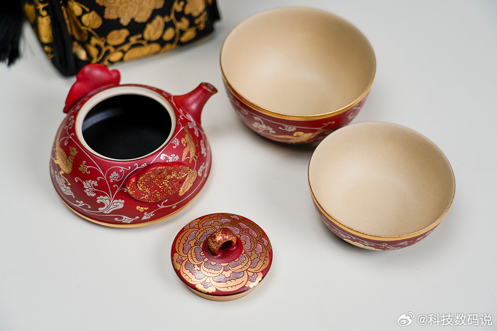 比亚迪的礼盒是和万仟堂定制的博物馆联名款，很别致已经中国的冠军世界的冠军祝202