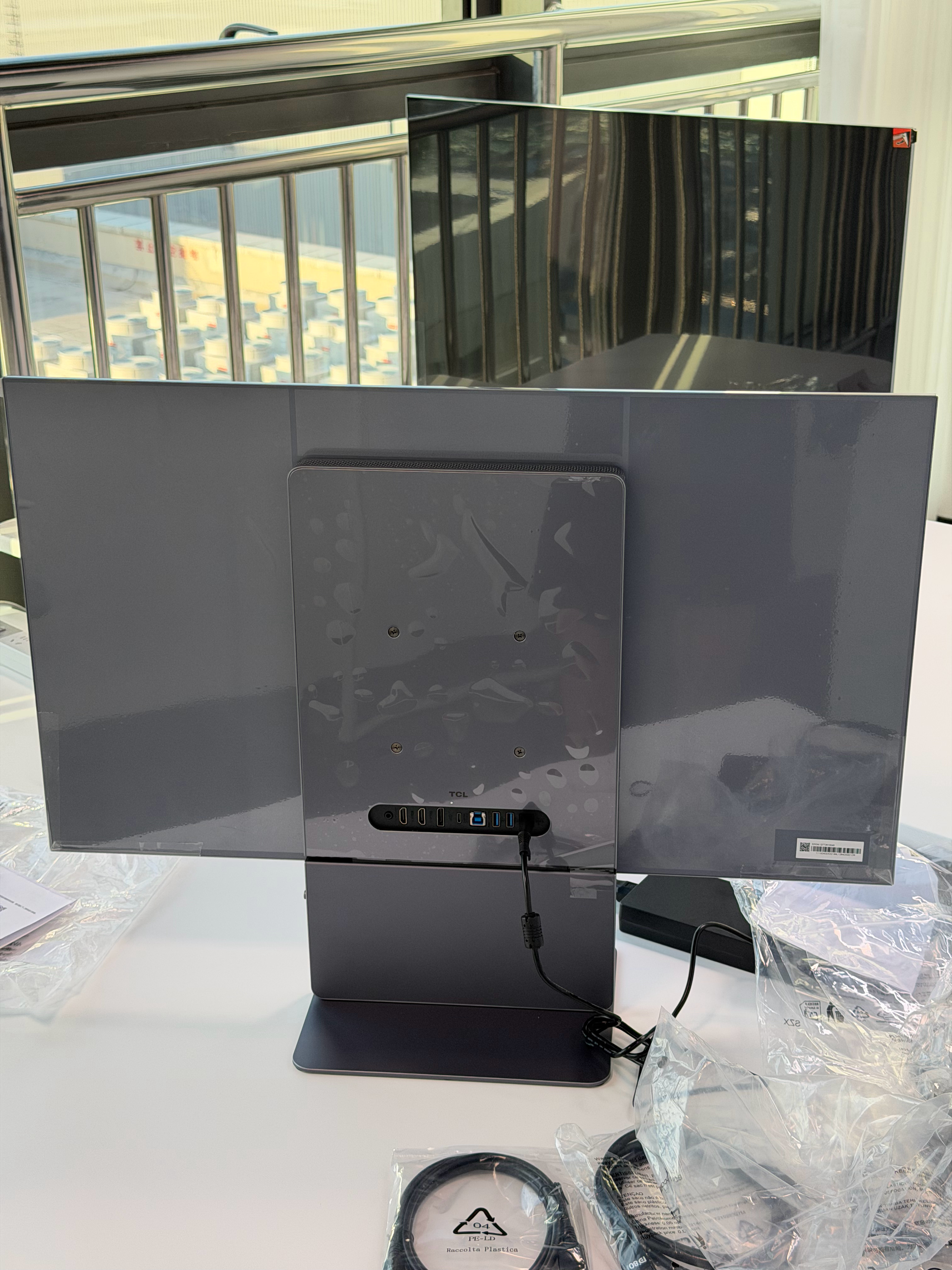 我们新工作室全标配OLED显示器，虽然标配Studio Display有难度，退