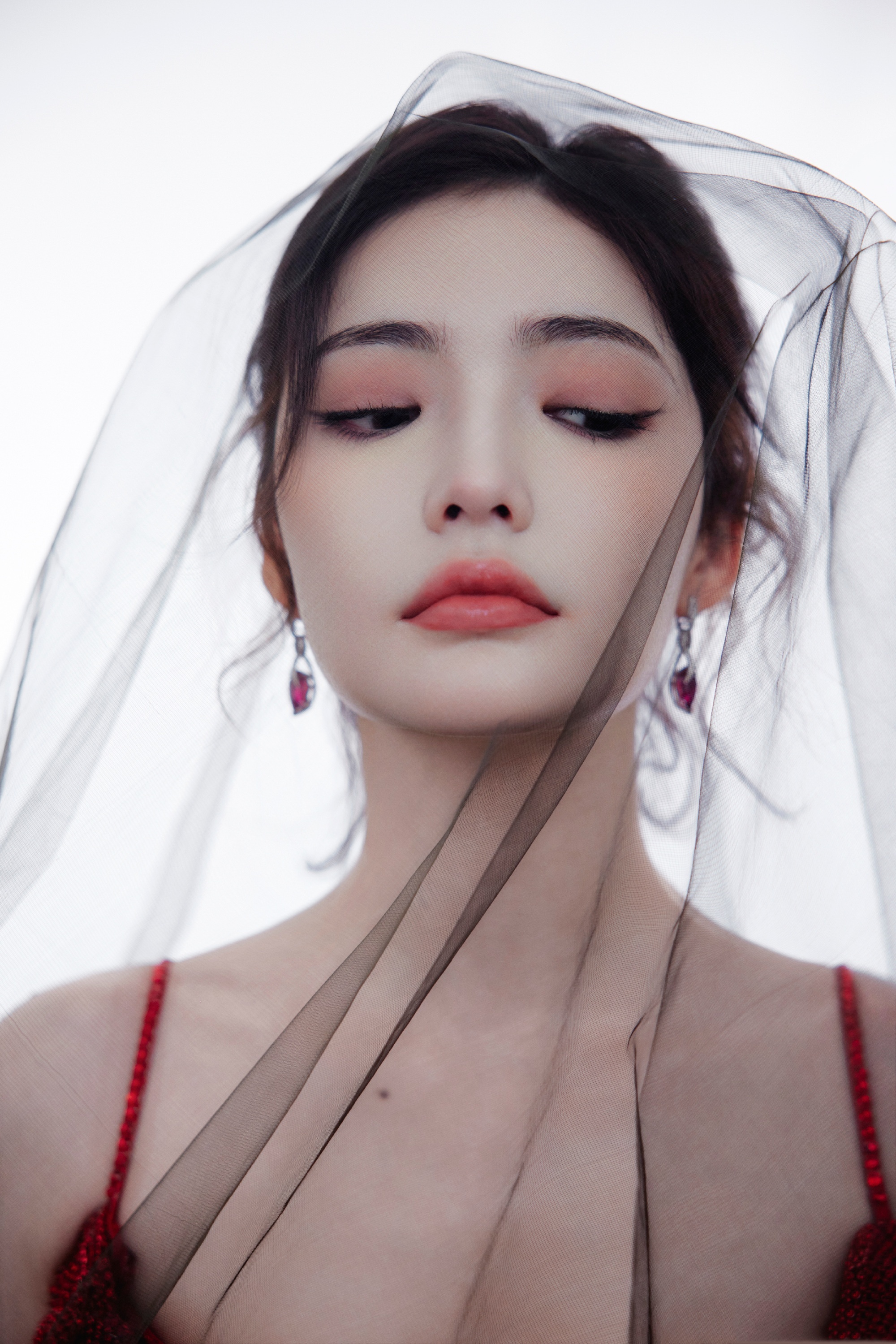 加奈那，红色吊带裙，优雅迷人。加奈那