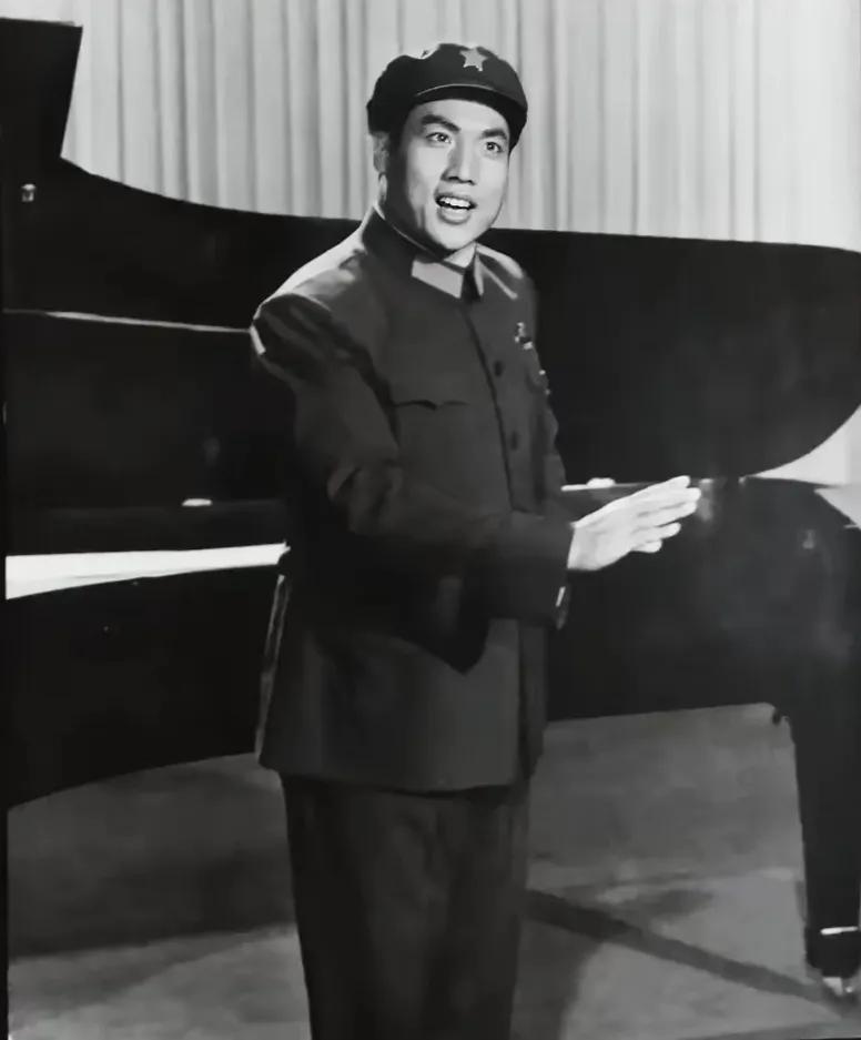 他曾是一部京剧样板戏的主演。
      我们60周岁以上的人可能都看过他演的样