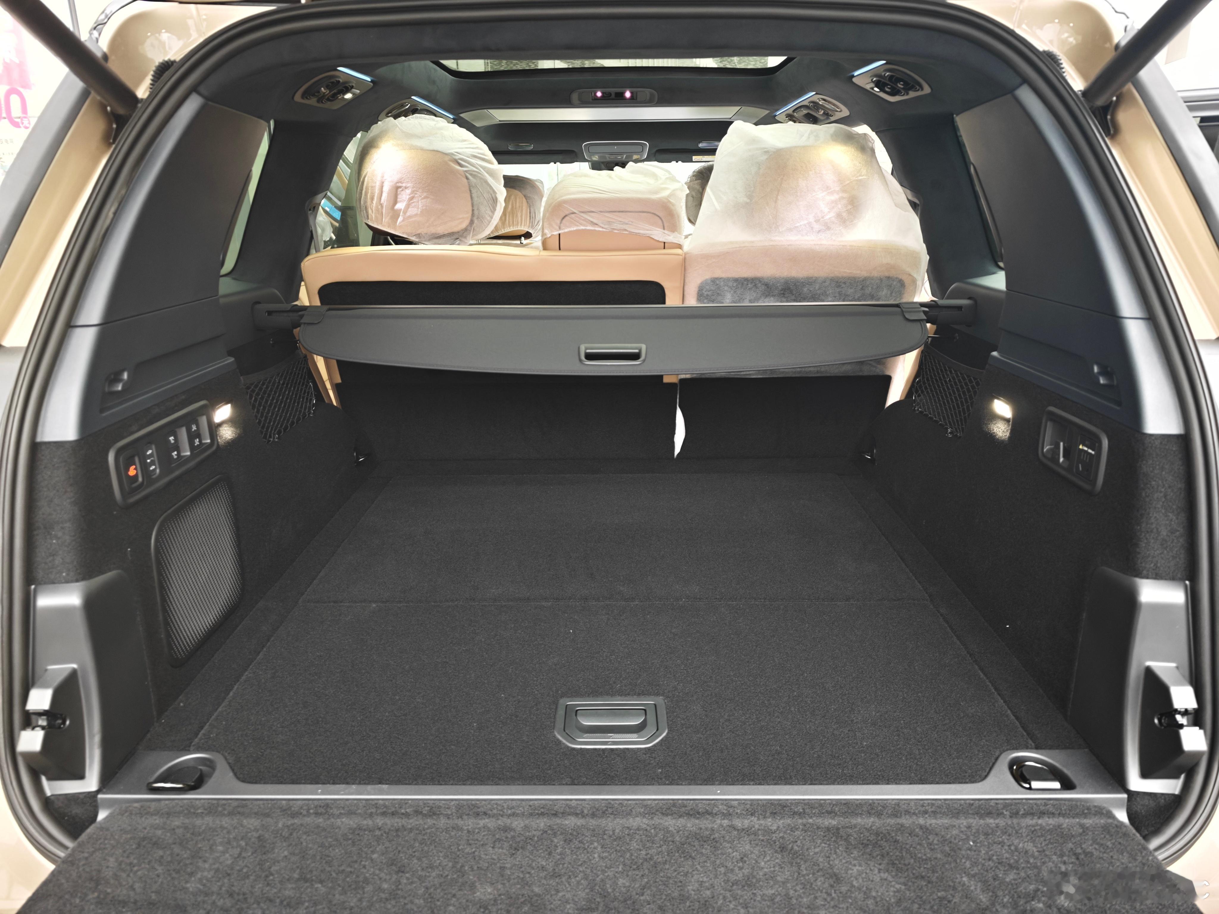 路过发现大五座领克900已经到车了，驻足观看。这轮毂…怎么那么云南啊？里头主要就