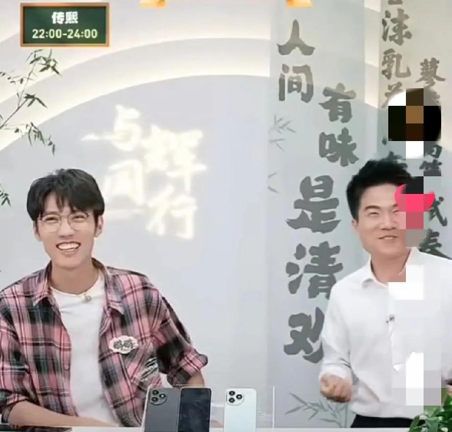 鹏鹏，果然是一个机灵鬼！

昨晚，董宇辉来直播间找吃的，却发现鹏鹏正在卖手机，便