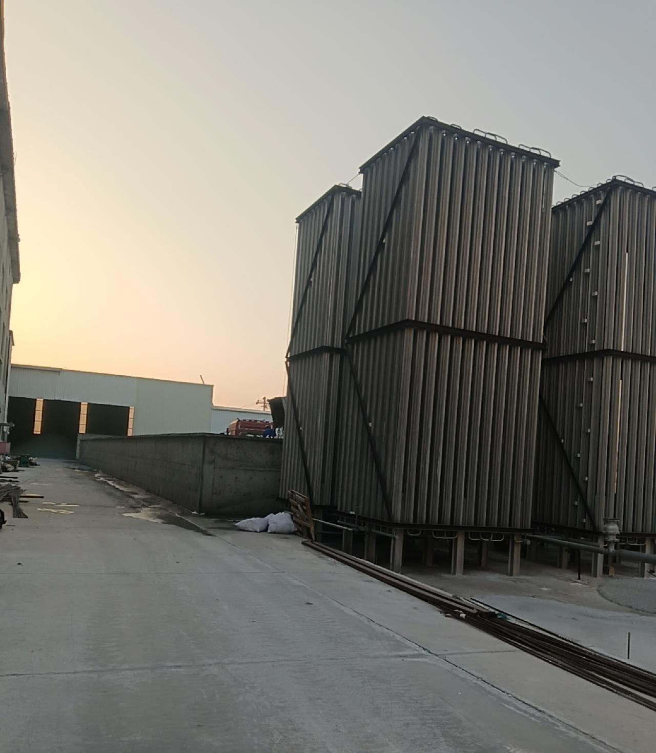 夕阳落厂区，实干不停歇。
夕阳缓缓铺洒下来，给林立的设备镀上一层柔和的光。
机器