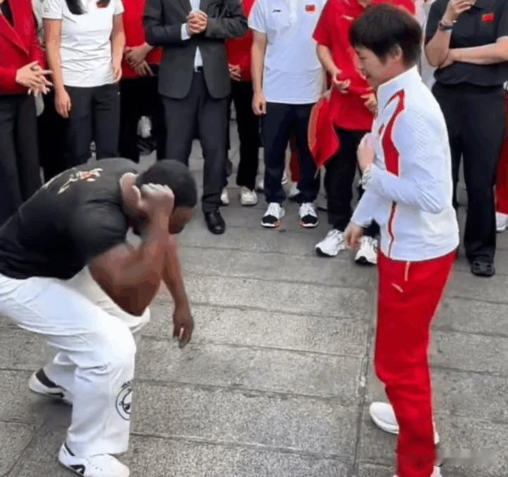 在熙熙攘攘的街头，一场不期而遇的表演吸引了众人的目光。全红婵，这位跳水界的新星，