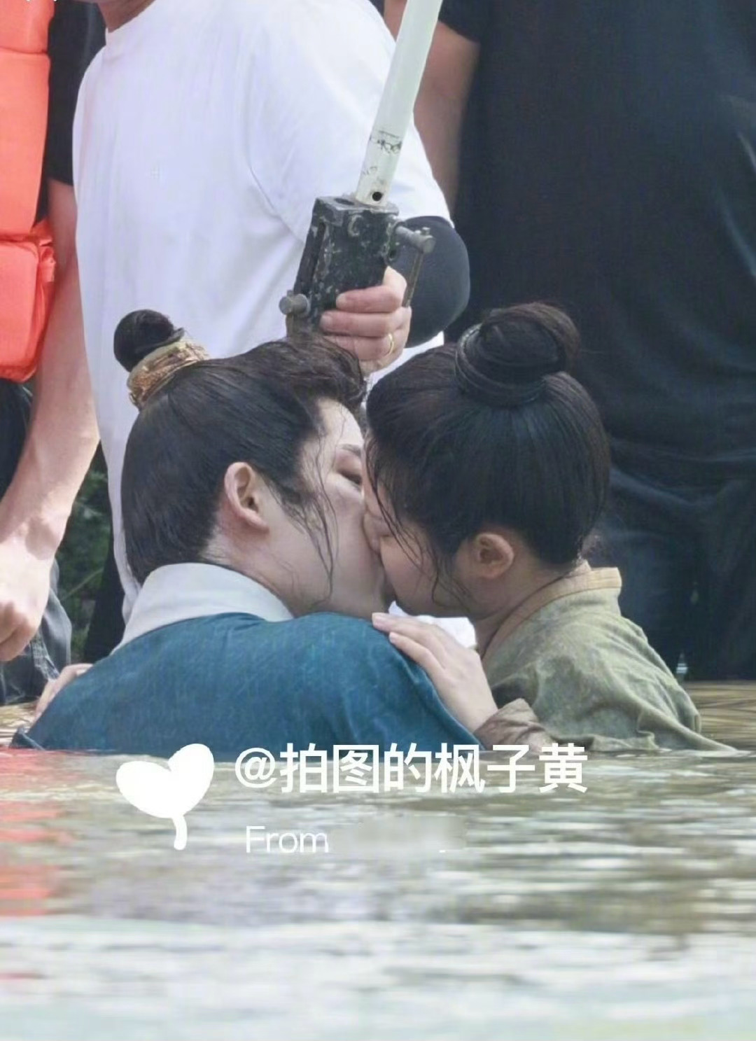 王星越徐若晗在《红尘四合》的吻戏路透，旁边的大哥看呆了！[笑cry][笑cry]