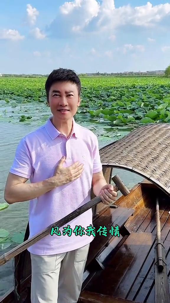 如风。
付笛声词，江涛曲。
茫茫的人海中，吹过了一阵风。曾经的幸福在这里，风为你