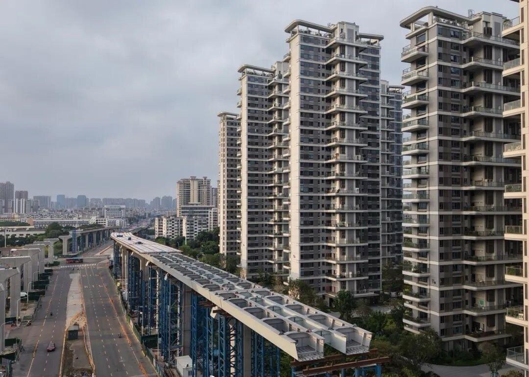 前横路快速化改造工程项目施工现场，随着最后一段钢箱梁精准吊装落位，跨福新路路口段