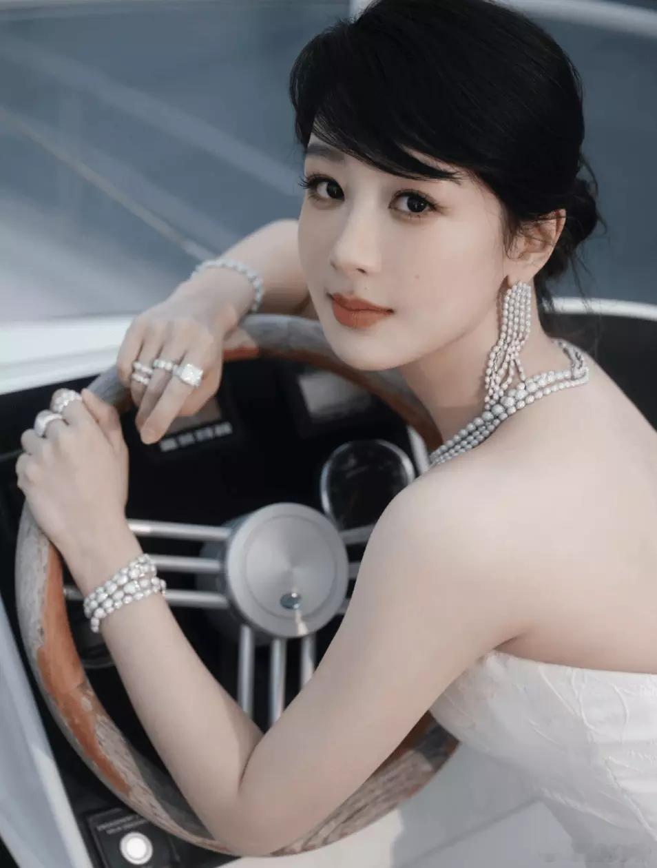 分享娱乐杨紫斜刘海白裙造型贵气优雅 珍珠点缀化身冰雪女 王 