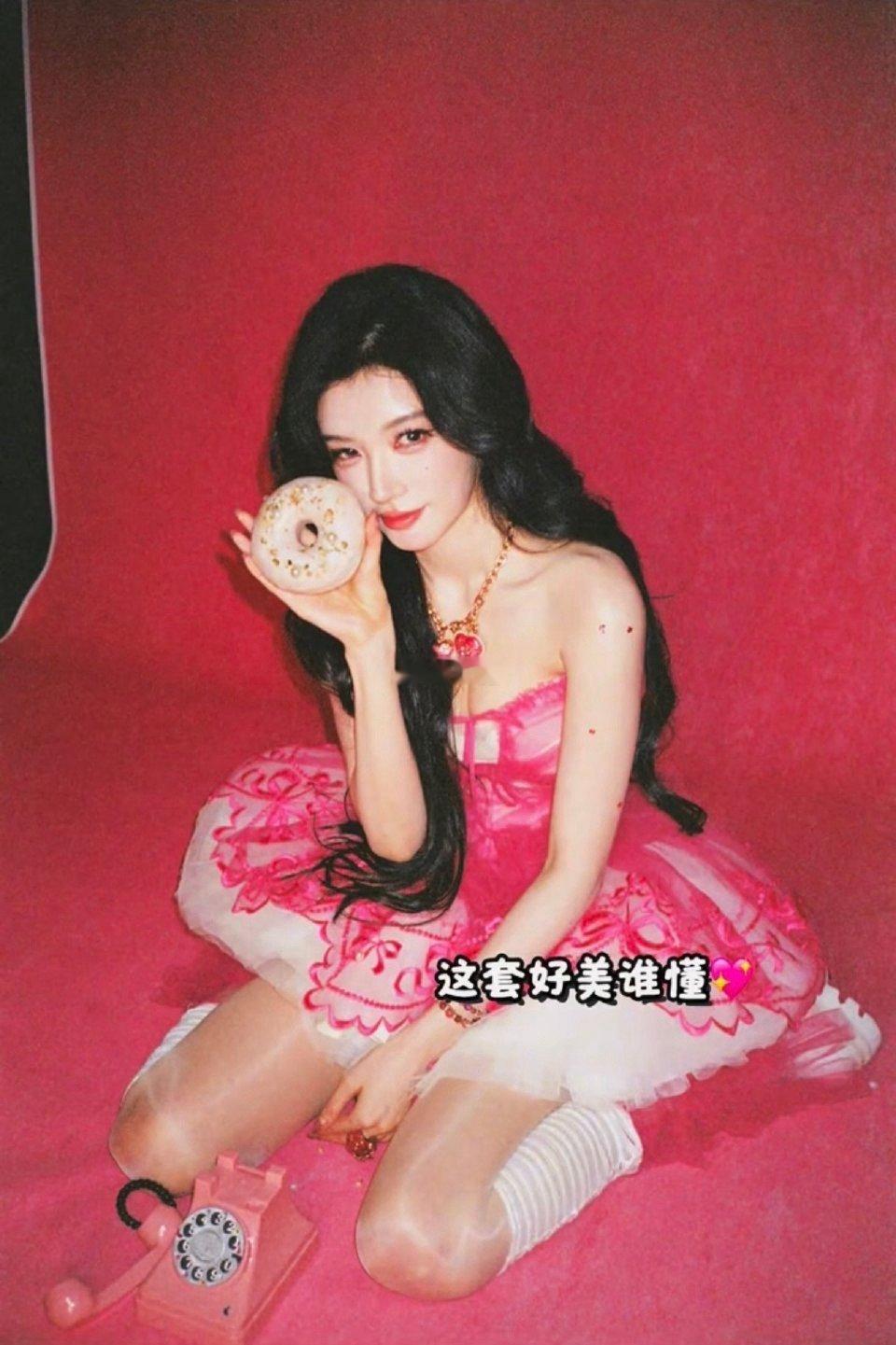 粉丝想要戴燕妮给到 戴燕妮对粉丝也太宠了吧。不仅亲手接过粉丝送的胶片相机，还用它