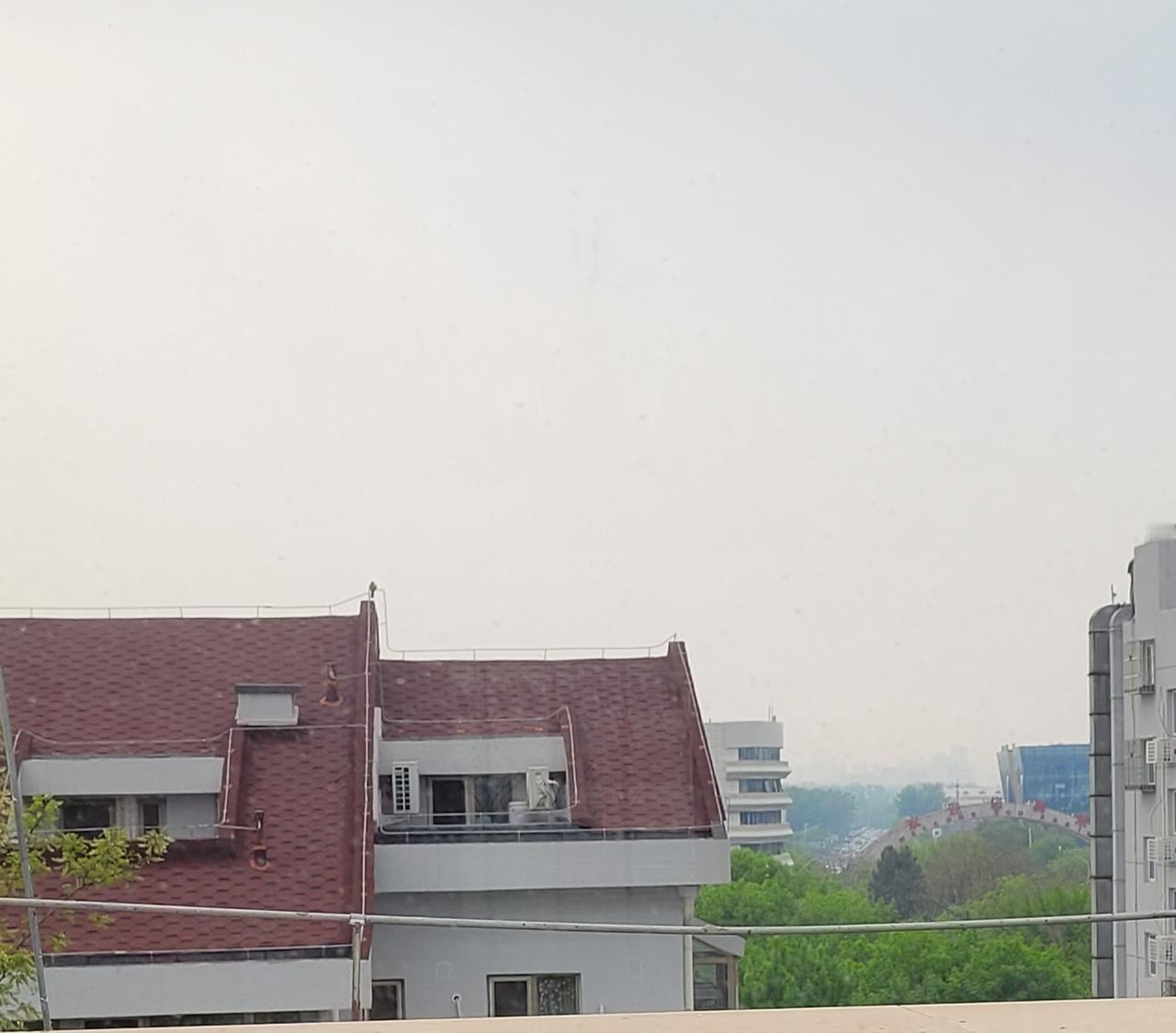 今天是北京4月份第18个霾天，预报二级良84，比昨天良60加重了，远处城景更模糊